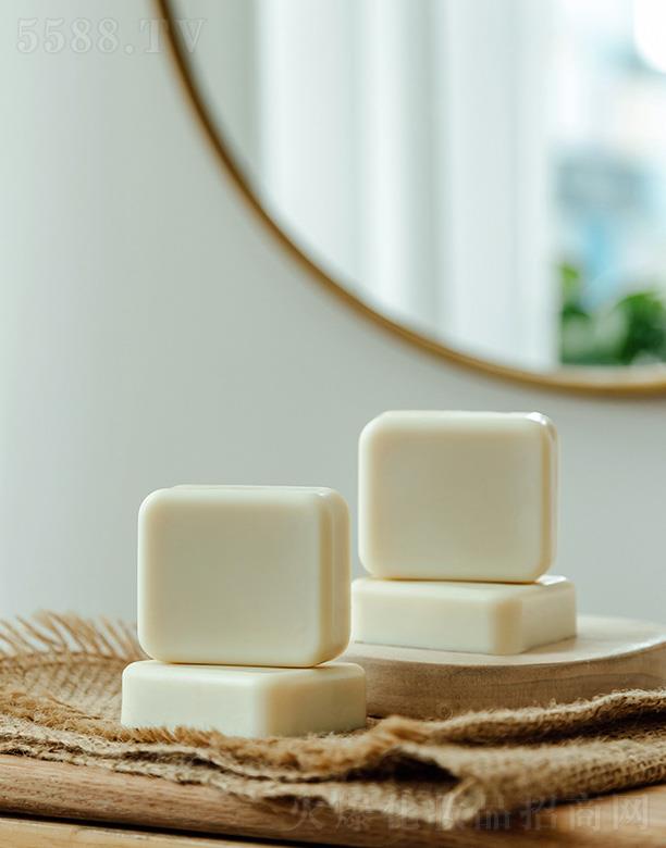 �G����Ī�ϻ��yƷ���޹�˾���ٲݼt����Ůʿ�a(b��)ˮ��(r��n)�w��